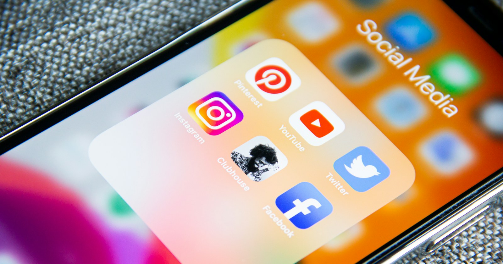 スマートフォンでSNSアプリを表示している画面 — Facebook広告とSEOの比較