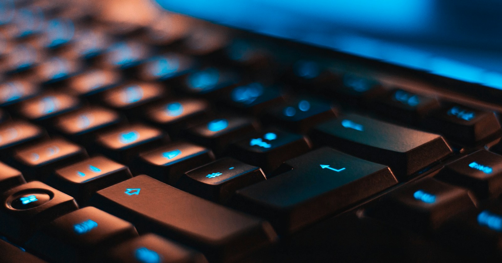 サイト名を入力する欄が表示されたキーボード — ドメインの選び方と取得