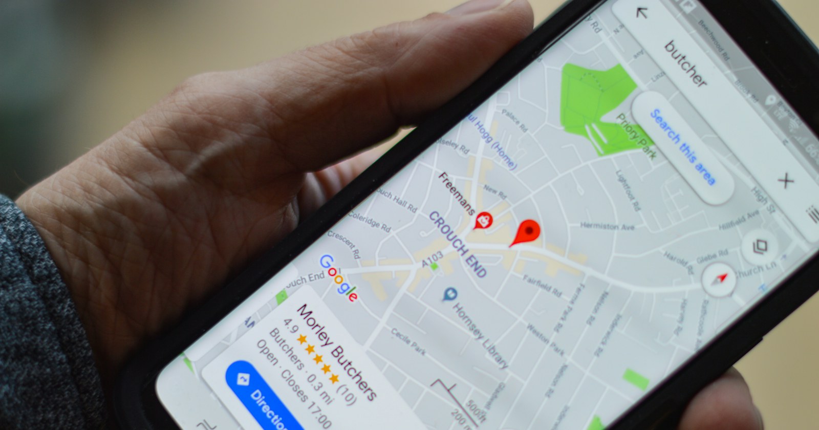 มือถือหน้าจอแสดง Google Maps พร้อมหมุดปักตำแหน่งร้าน — ปักหมุดร้านบน Google Maps