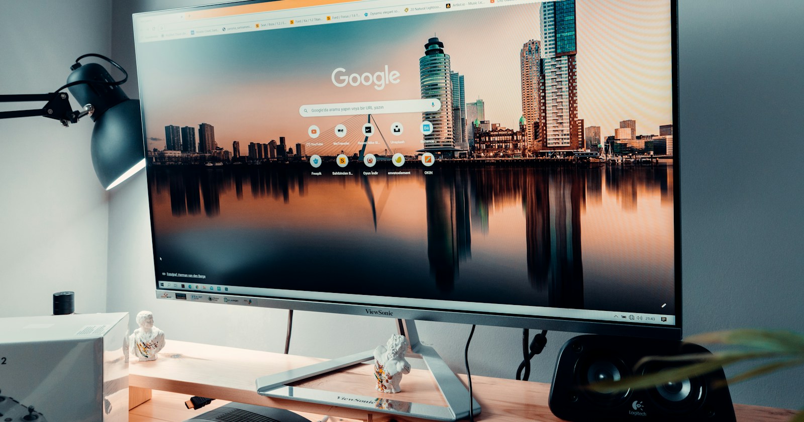 จอมอนิเตอร์แสดงงานออกแบบส่วนติดต่อผู้ใช้ — UX UI คืออะไร