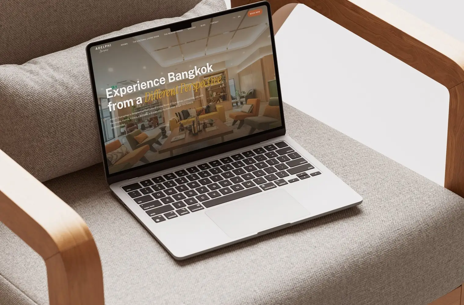 MacBookで表示したホテルAdelphi Itsaraphapのトップページ（Daaistudio制作）