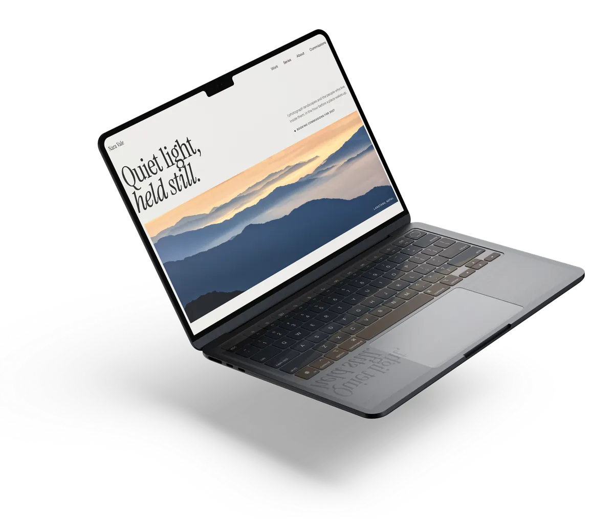 MacBookで表示した写真家ポートフォリオ「Nara Vale」のデザイン（Daaistudioによるコンセプト）