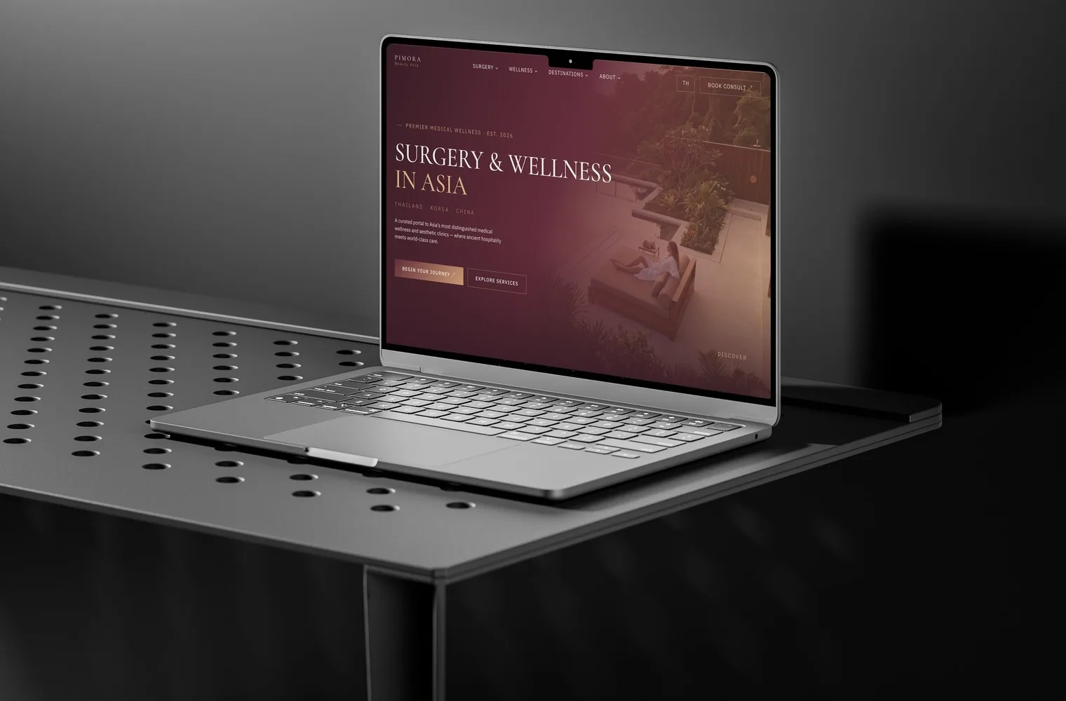 MacBookで表示したPIMORA Wellness & Surgery Asiaのトップページ（Daaistudio制作）