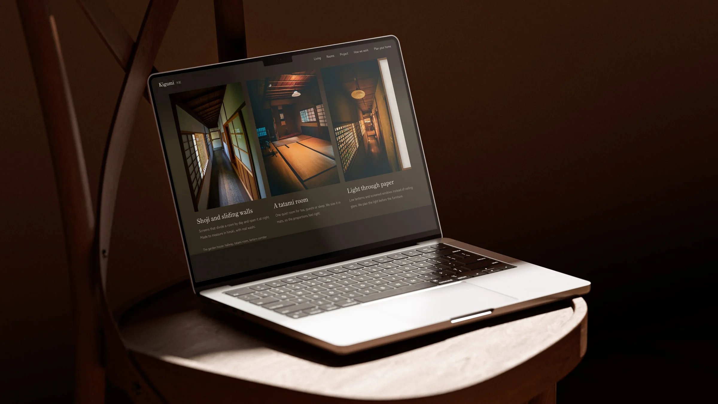 MacBook に表示した Kigumi の部屋のセクション。紙の戸が開いた奥の廊下、畳の部屋、行灯の廊下