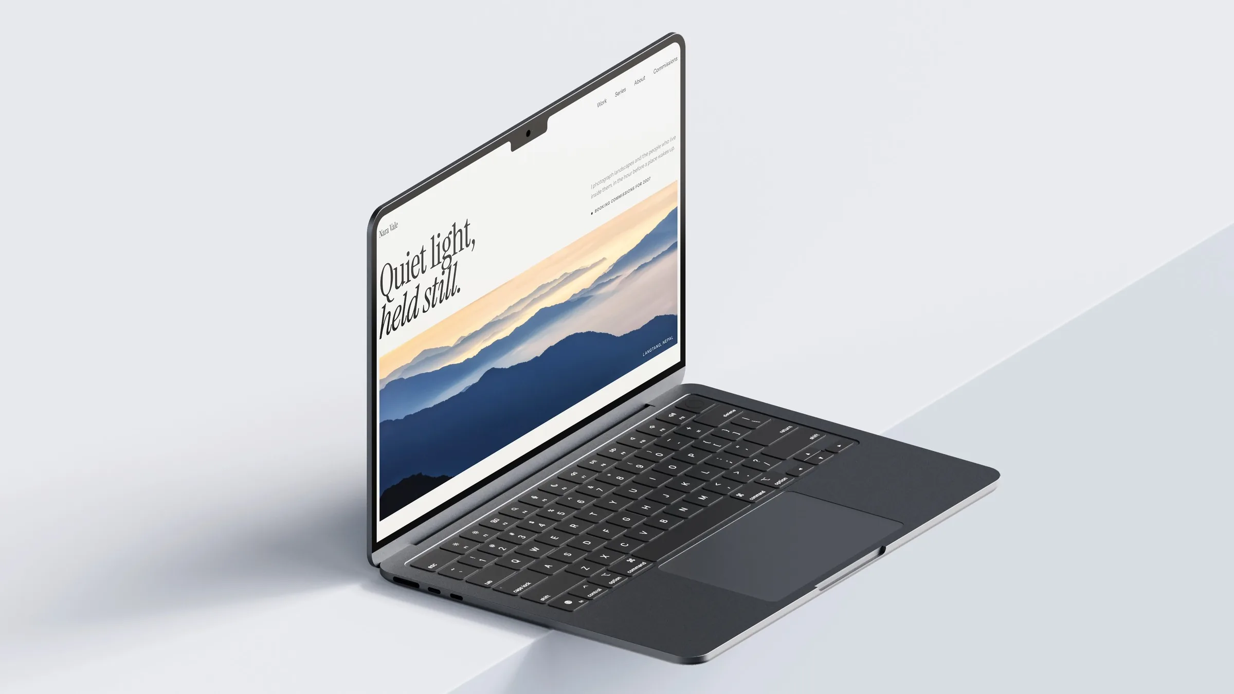 MacBook に表示した Nara Vale のトップ。見出し Quiet light, held still. と朝の山並み